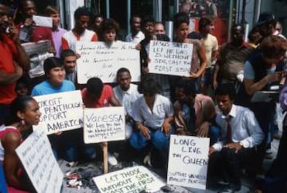 Un grupo de manifestantes muestran su apoyo a Williams frente al hotel Sheraton Centre el 23 de julio de 1984. Dentro, Miss América renunciaba a su título.