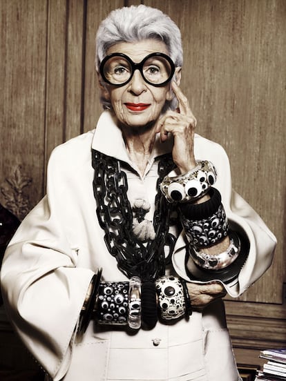 Abrigo vintage de Gianfranco Ferré y joyas de Rara Avis by Iris Apfel para HSN.