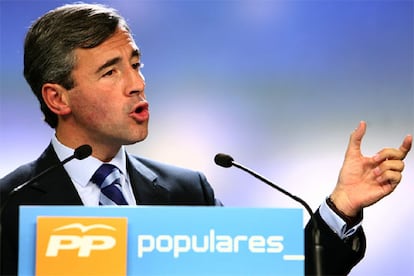 El secretario general del PP, Angel Acebes, durante la rueda de prensa en la sede madrileña de los populares.