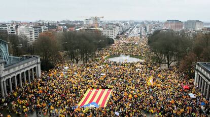 Manifestants independentistes a l'esplanada del Parc del Cinquantenari de Brussel·les per participar en la manifestació organitzada per l'ANC i Òmnium.