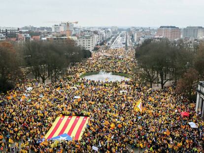 Manifestants independentistes a l'esplanada del Parc del Cinquantenari de Brussel·les per participar en la manifestació organitzada per l'ANC i Òmnium.