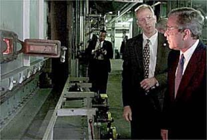 Bush (derecha), ayer en una planta de energía en la ciudad de Saint Paul (Minnesota).