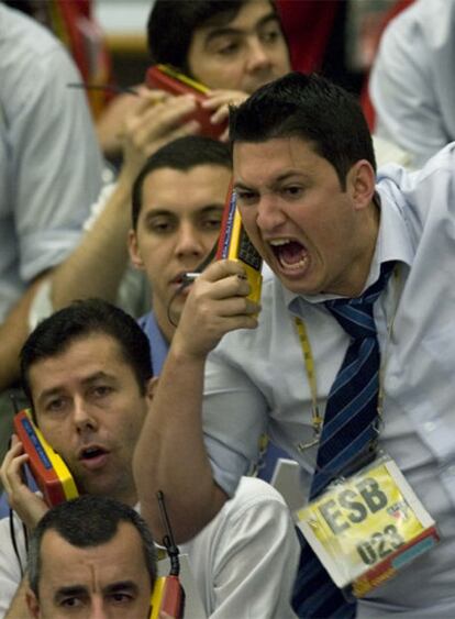 Corredores de la Bolsa de São Paulo, durante la jornada de ayer.