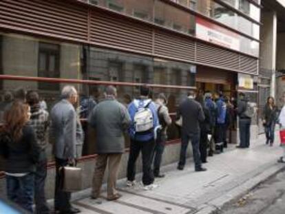 Cola en el exterior de la oficina del INEM en la calle Evaristo San Miguel, en Madrid. EFE/Archivo