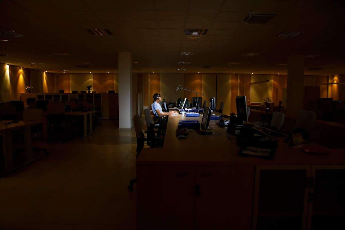 Working Without Light Working in areas with no access to natural light ‘is a risk factor in ...