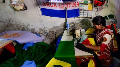 Una trabajadora a las afueras de Dacca, Bangladés, elaborando banderas para el mundial de fútbol.