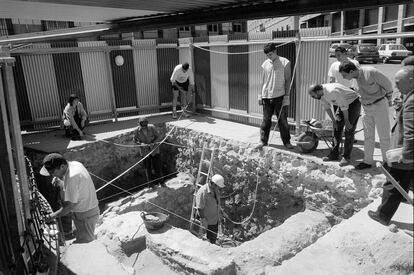 Excavación en la plaza de Ramales para buscar las criptas de la antigua iglesia de San Juan Bautista. A la derecha, el periodista Vicente G. Olaya.