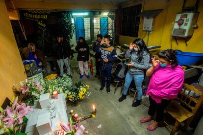 Familiares de un fallecido por covid-19, durante el funeral en Ciudad de México.