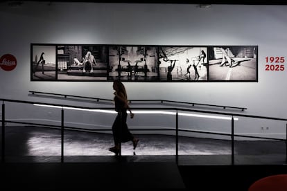 Una mujer recorre una sala durante la presentación de la Exposición 'Leica. Un siglo de fotografía'.