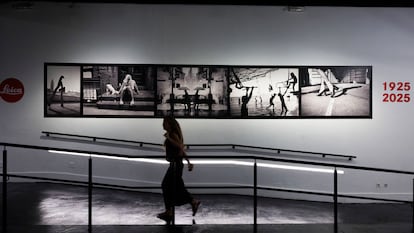 Una mujer recorre una sala durante la presentación de la Exposición 'Leica. Un siglo de fotografía'.