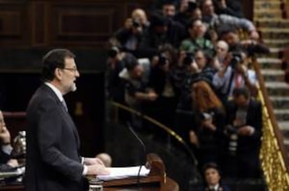 El presidente del Gobierno, Mariano Rajoy, al inicio de su intervención en su primer debate sobre el estado de la nación al frente del Ejecutivo, una cita ensombrecida por los casos de corrupción política aunque todos los partidos expresen su voluntad de abordar, antes que nada, la necesaria salida de la crisis.