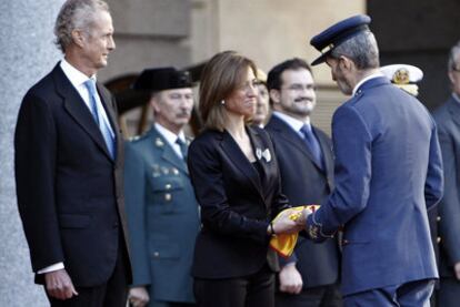 El Jemad, Julio Rodríguez, despide a Carme Chacón en presencia del nuevo ministro, Pedro Morenés.