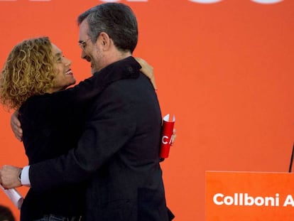 La ministra en funciones Meritxell Batet se abraza este domingo con el senador electo Manuel Cruz, en un acto del PSOE en Barcelona.