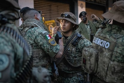 Desde el amanecer, militares de diversas infanterías acuden a las inmediaciones del Zócalo a alistar su uniforme.