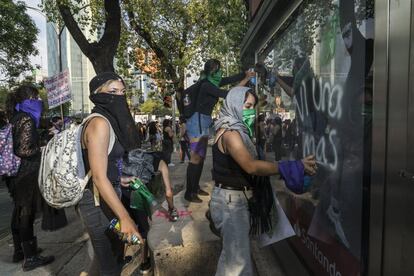 Un grupo de mujeres anarquistas pintan consignas con aerosol sobre el Paseo de la Reforma.