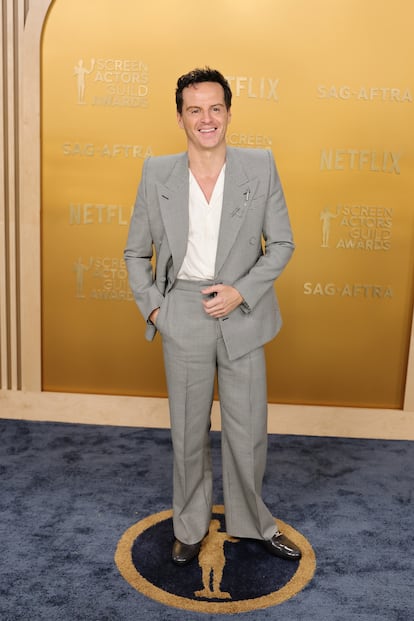 Andrew Scott, nominado por 'Ripley', llevó un traje gris de Alexander McQueen.