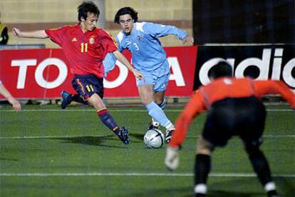 Silva dispara a portería ante Zonzini, durante el partido disputado en el estadio Santo Domingo de El Ejido.