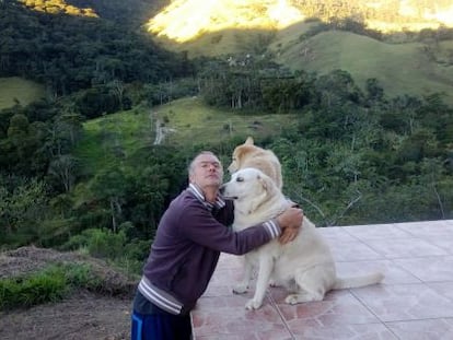 El biólogo Gonzalo Alonso Hernández junto a sus perros. Foto cedida por la familia.