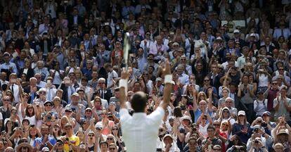 El tenista serbio Novak Djokovic saluda a la grada tras su primer partido, el lunes, en Wimbledon.