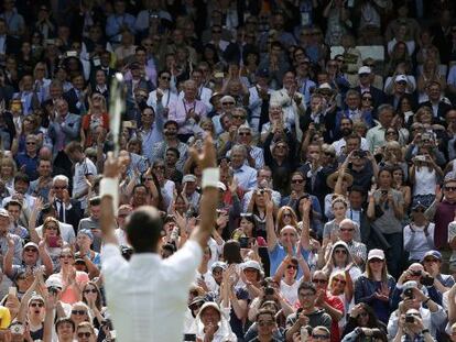 El tenista serbio Novak Djokovic saluda a la grada tras su primer partido, el lunes, en Wimbledon.