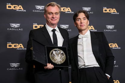 Christopher Nolan, con el premio del sindicato de directores, junto a Cillian Murphy, el pasado 10 de febrero. 
