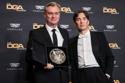 Christopher Nolan, mejor director para el sindicato de directores de Hollywood, posa con Cillian Murphy, protagonista de 'Oppenheimer', con su placa como uno de los directores nominados de la noche, el 10 de febrero de 2024 en el hotel Beverly Hilton de Beverly Hills, California.