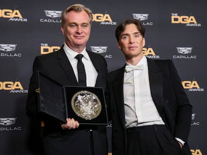 Christopher Nolan, mejor director para el sindicato de directores de Hollywood, posa con Cillian Murphy, protagonista de 'Oppenheimer', con su placa como uno de los directores nominados de la noche, el 10 de febrero de 2024 en el hotel Beverly Hilton de Beverly Hills, California.