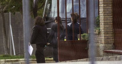 Isabel Pantoja (center) inside Alcalá de Guadaíra penitentiary in Seville.