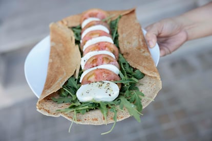 Crepe de harina de chufa y trigo sarraceno con tomate, mozzarella y rúcula. 