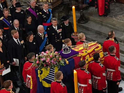 Felipe VI y la reina Letizia, en segunda fila, junto a los reyes eméritos, asisten al funeral de Estado de Isabel II, este lunes en la abadía de Westminster.