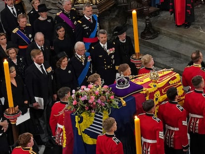 Felipe VI y la reina Letizia, en segunda fila, junto a los reyes eméritos, asisten al funeral de Estado de Isabel II, este lunes en la abadía de Westminster.