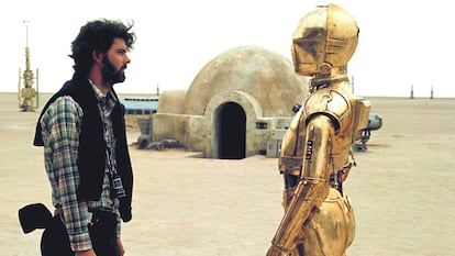 Anthony Daniels (que daba vida a C-3PO) con George Lucas en el rodaje de 'La guerra de las galaxias', titulada posteriormente 'Star Wars: Episodio IV - Una nueva esperanza'