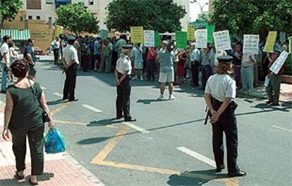 Vecinos de Marbella, durante la manifestación de ayer frente la sede de los juzgados.