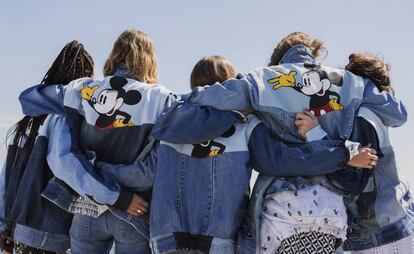 Una serie de chaquetas de Desigual con Mickey Mouse detrás.