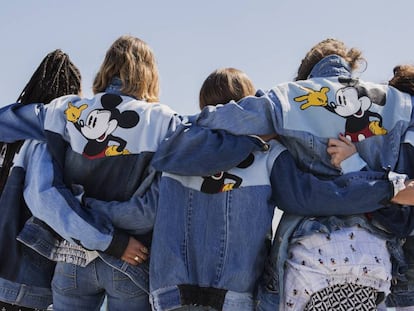 Una serie de chaquetas de Desigual con Mickey Mouse detrás.