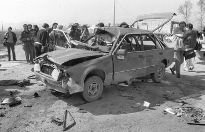 El vehículo de Díaz Arcocha tras estallar la bomba de ETA que acabó con su vida el 7 de marzo de 1985.