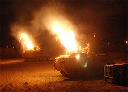 Tanques norteamericanos lanzan granadas de mortero contra posiciones iraquíes en Tikrit el pasado martes.