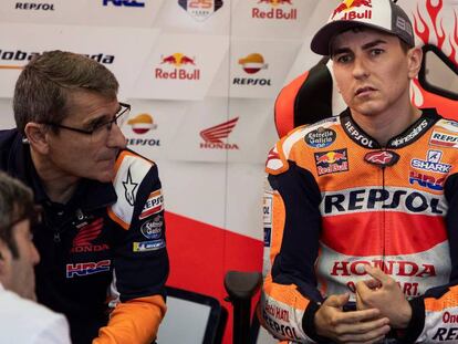 Jorge Lorenzo, con su equipo en el box. 