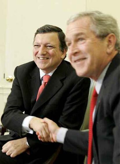 George Bush, saluda a José Manuel Durao Barroso, presidente de la UE.