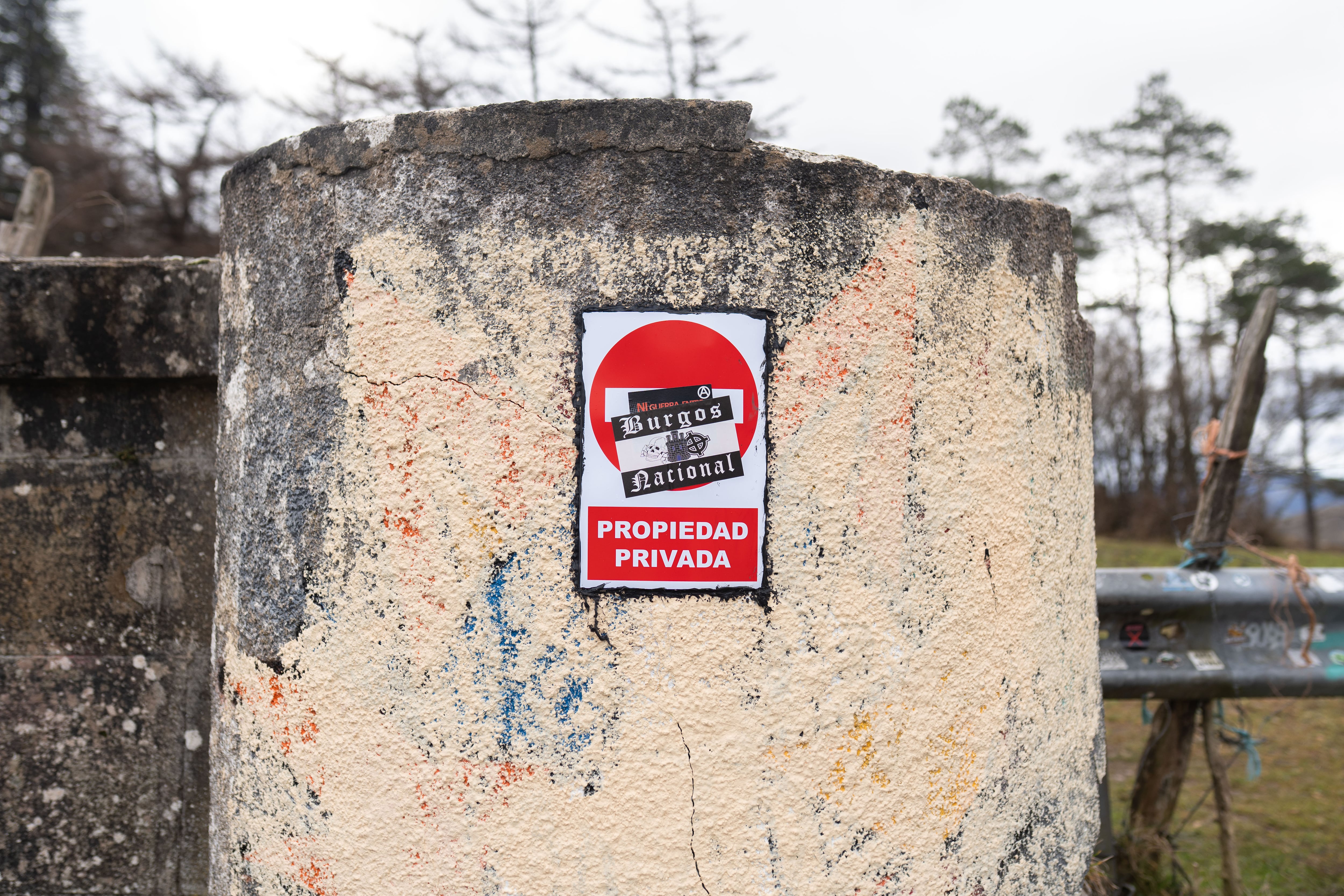 Pegatina de Burgos Nacional sobre la señalización de Propiedad Privada en la Pirámide de los Italianos (Castilla y León).