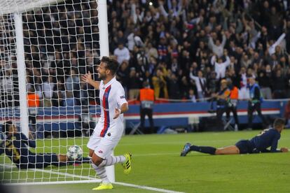 Juan Bernat del PSG celebra después de que su compañero de equipo Thomas Meunier marcara el tercer gol del PSG.