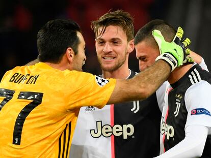 Daniele Rugani, de frente, entre Buffon y Demiral.