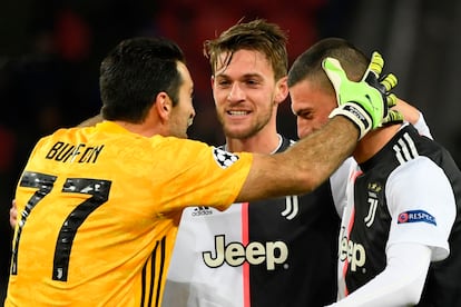 Daniele Rugani, de frente, entre Buffon y Demiral.