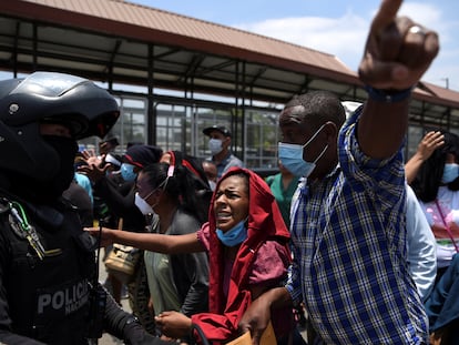 Familiares de los presos piden información de los suyos a los policías en los alrededores de la cárcel de Guayaquil.