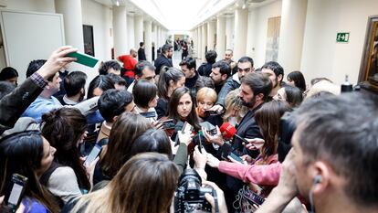 La líder de Podemos, Ione Belarra, rodeada de periodistas, en los pasillos del Senado, durante el pleno del miércoles.