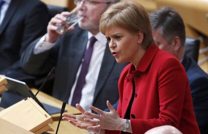 La principal ministra escocesa, Nicola Sturgeon, durant el debat al Parlament escocès aquest dimarts.