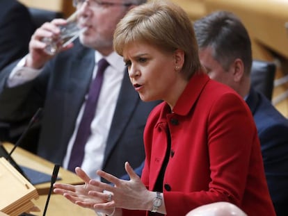 La principal ministra escocesa, Nicola Sturgeon, durant el debat al Parlament escocès aquest dimarts.