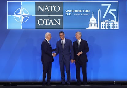Pedro Sánchez, con Joe Biden (izquierda) y el secretario general de la OTAN, Jens Stoltenberg.
