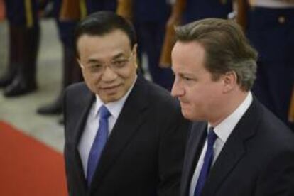 El primer ministro britnico, David Cameron (dcha), y su homlogo chino, Li Keqiang (izda), inspeccionan la guardia de honor durante la ceremonia de bienvenida en el Gran Palacio del Pueblo en Pekn (China) hoy, lunes 2 de diciembre.