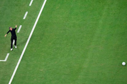 Luis Enrique dando instrucciones a los jugadores de la selección española. 